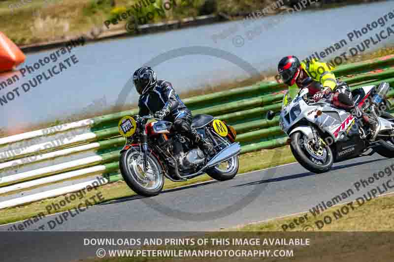 Vintage motorcycle club;eventdigitalimages;mallory park;mallory park trackday photographs;no limits trackdays;peter wileman photography;trackday digital images;trackday photos;vmcc festival 1000 bikes photographs